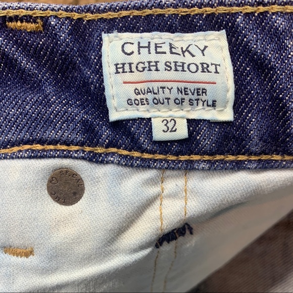 Levi’s Cheeky High Short - Picture 6 of 6